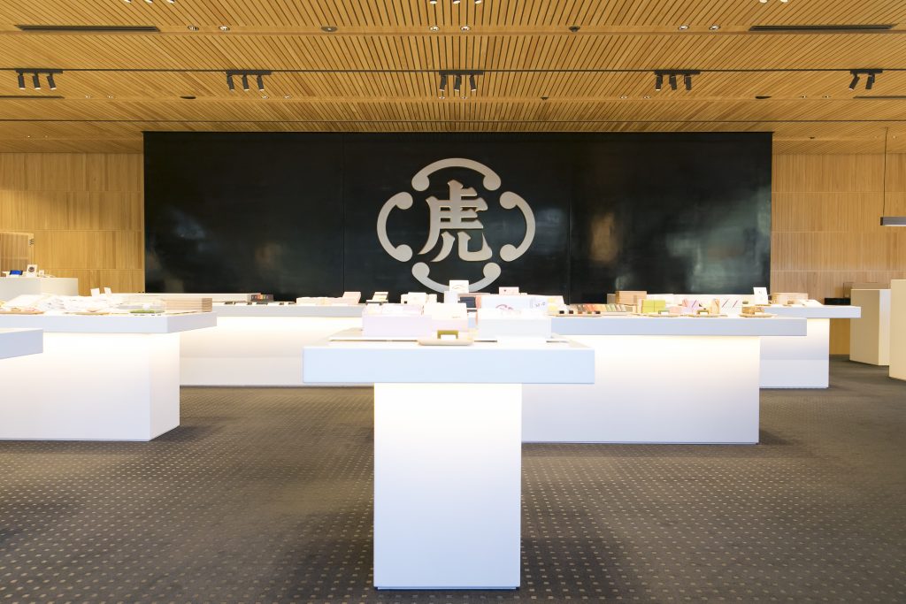 老舗の風格とモダンのミックス。 「とらや 赤坂店」の進化し続ける和菓子の味をリサーチ | EVERMADE.(エバーメイド)モノと暮らしに ...